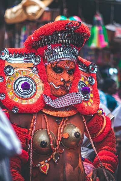 bezplatná Pulzující Theyyam performer v tradičním oděvu během festivalu v Thrissur, Kerala, Indie. Základová fotografie