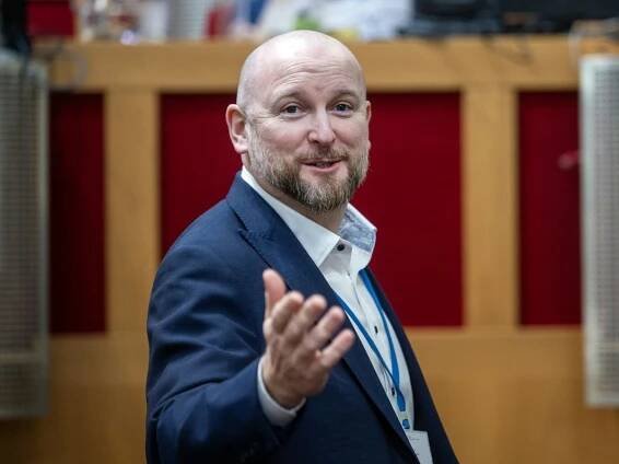 Vysoké odměny asistence a parkovací karty. Svoboda odvolal ředitele pražského magistrátu Kubelku