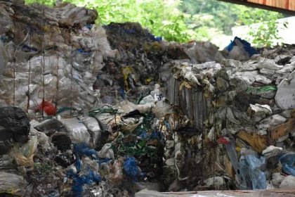 MÍSTO CIHEL PLAST. Přístřešek, pod kterým se dříve sušily cihly z místní vyhlášené cihelny, nyní zeje prázdnotou. Jen v jeho samém kraji se krčí 40 tun navezeného nelegálního odpadu.