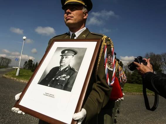 VIDEO: Generál Moravec se vrátil do Čáslavi. Ostatky přivezl vojenský speciál