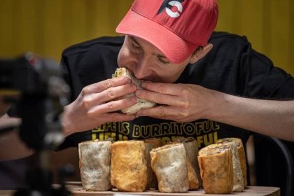 Šedesátikilový profi jedlík z Ostravy právě spořádal 4 kila burrita, podívejte!