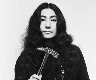 „Yoko Ono je už jednadevadesát a nedá si pokoj.“ Londýnská Tate Modern vystavuje retrospektivu Lennonovy vdovy. Svačinu s sebou
