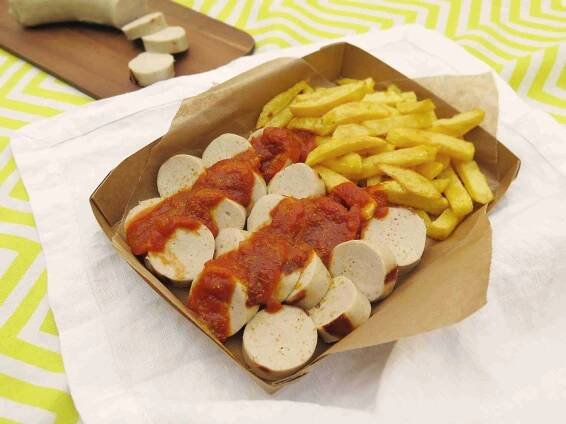 CURRYWURST: Německá grilovaná klobása s kari kečupem - Ochutnejte svět