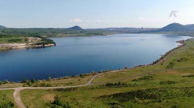 Kam se hrabe Mácháč. Tohle jezero je neobjeveným rájem Česka, nabízí hromadu vyžití