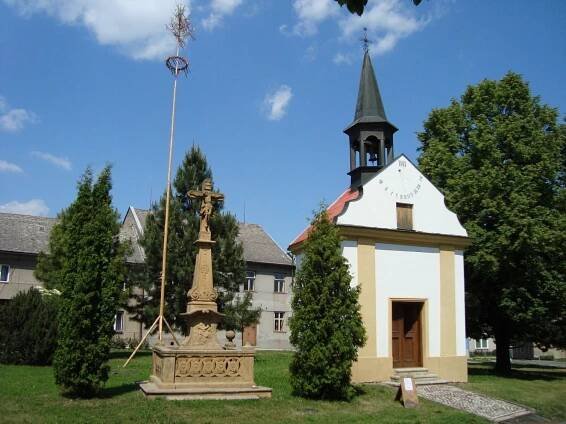Fotografie - Unčovice-náves s kaplí sv. Anny z 18. stol. a kamenným křížem - 25.05.2009