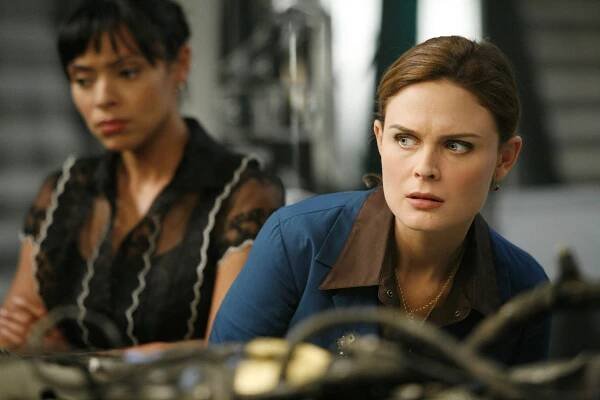 Sběratelé kostí - Socha s lebkou - Z filmu - Tamara Taylor, Emily Deschanel
