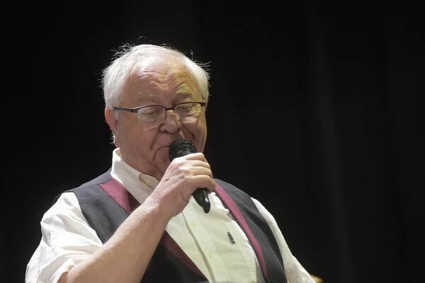 Přátelům Františka Kmocha hrála Hradečanka. Po měsíci se slavily narozeniny