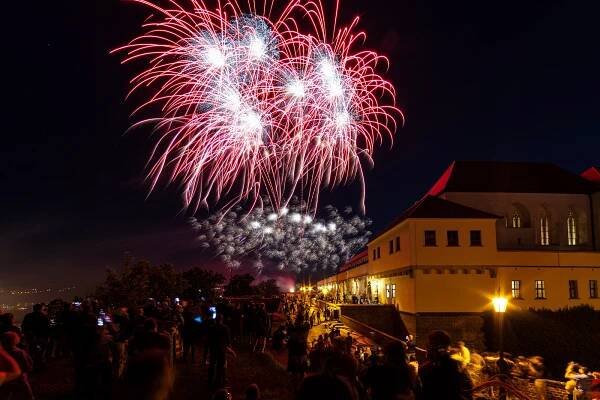 Střet Švédů s Brňany na nebi nad Špilberkem. V Brně začal festival ohňostrojů
