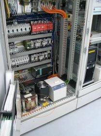 Jaké jsou podmínky pro zapojení zásuvky 230V umístěné na stroji?