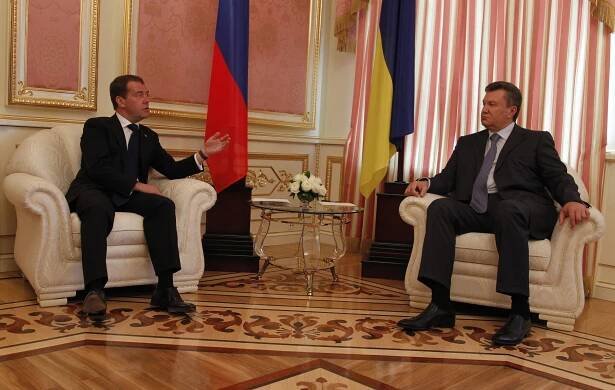 Soubor:Dmitry Medvedev and Viktor Yanukovich 27 June 2012.jpeg – Wikipedie