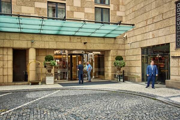V hotelu Four Seasons je ubytovaná knižní postava symbologa Roberta Langdona.