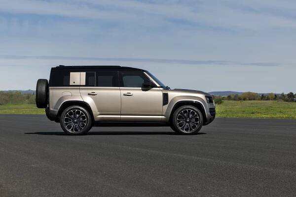 Land Rover Defender má drsňáckou edici OCTA. Zamilujete si ji kvůli motoru od konkurence a terénním schopnostem, cena velmi exkluzivní