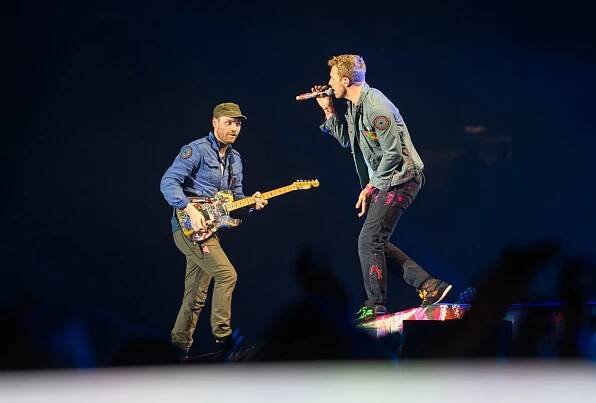 Coldplay v Praze: lasery, balónky, svítící náramky a skvělá hudba | Hospodářské noviny (HN.cz)