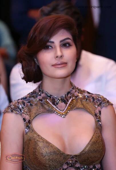 Elnaaz Norouzi 74