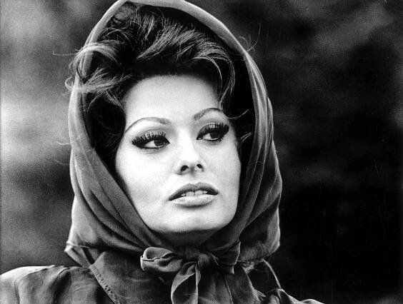 Ikonická Sophia Loren slaví 90: V mládí jí říkali „párátko“, pak se stala symbolem ženství