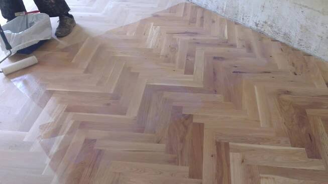 Lakování parket - nanesení základního laku