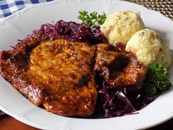 Krkovice pečená na červeném kysaném zelí s brusinkami - fotografie 2 - TopRecepty.cz