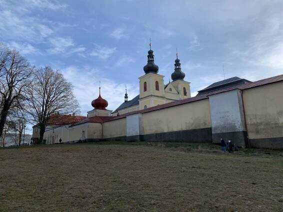 Nahý Pozorovatel i pěchotní sruby aneb Novoroční Králíky a klášter Hedeč
