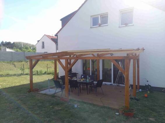 Pergola slouží k příjemnému posezení s přáteli a rodinou - Dřevostavitel.cz