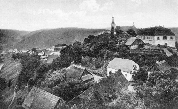 Rabštejn nad Střelou, panorama města od západu, vpravo klášter servitů s kostelem sv. Matouše Apoštola; 1929 (sbírka Pavla Fiedlera).