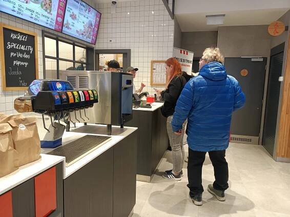 VIDEO: KFC přivítalo v Havlíčkově Brodě první zákazníky, podívejte se
