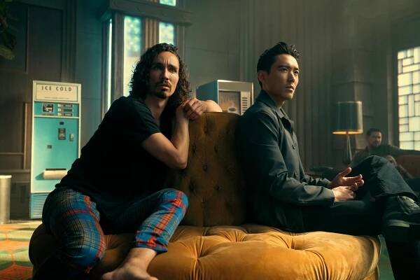 Umbrella Academy - Sedmero zvonů - Z filmu - Robert Sheehan, Justin H. Min
