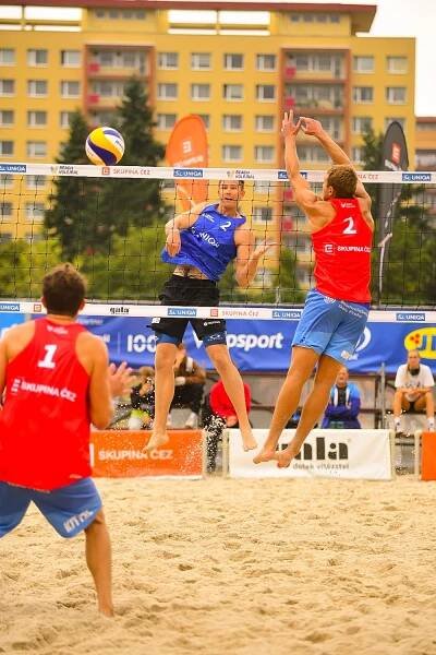 Obrovské překvapení na MČR v plážovém volejbalu. Mladé pušky Kůrka s Olivou porazili dvojky Semeráda se Šépkou i trojky
