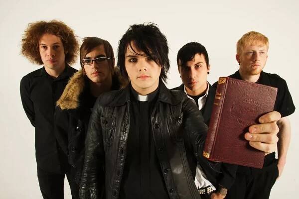 UNSPECIFIED - NOVEMBER 01:  STUDIO  Photo of Frank IERO and Gerard WAY and Ray TORO and MY CHEMICAL ROMANCE, L-R: Ray Toro, Mikey Way, Gerard Way, Frank Iero, Bob Bryar photographed at a studio in Camden Town, London  (Photo by Naki/Redferns)