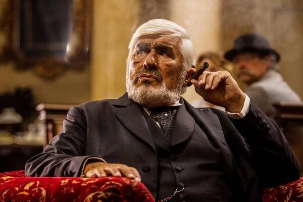 Mario Adorf v roli nebezpečného Fredericka Santera ve filmu Vinnetou: Poslední bitva (2016), kde divákům znovu připomíná svou ikonickou padoušskou image.