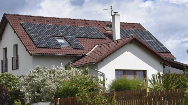 Stavba malých solárních elektráren v ohrožení? Dotace se krátí, zájem může upadat
