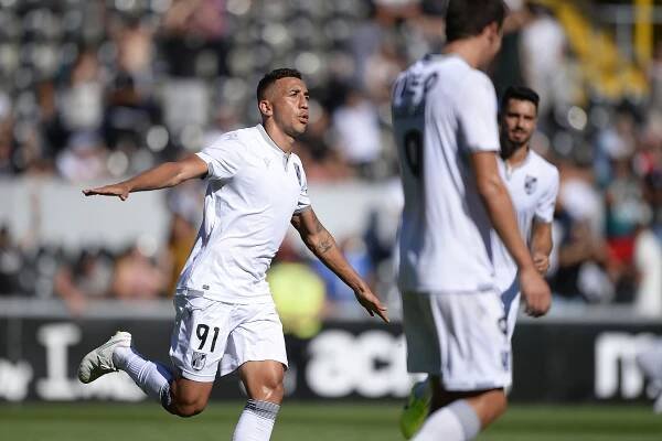Hráči portugalského Guimaraes slaví gól v předkole... | iROZHLAS - spolehlivé zprávy