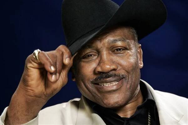 Zemřel legendární boxer Joe Frazier
