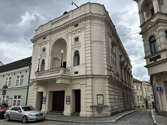 Tylův dům. Původní novorenesanční budova z roku 1887 se má dočkat potřebné údržby, dojde na výměnu dveří, oken i opravu severní části fasády.