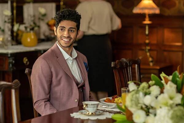 Královské zacházení: Aladdin Mena Massoud se v novém romantickém filmu ukáže jako princ - Netflixer