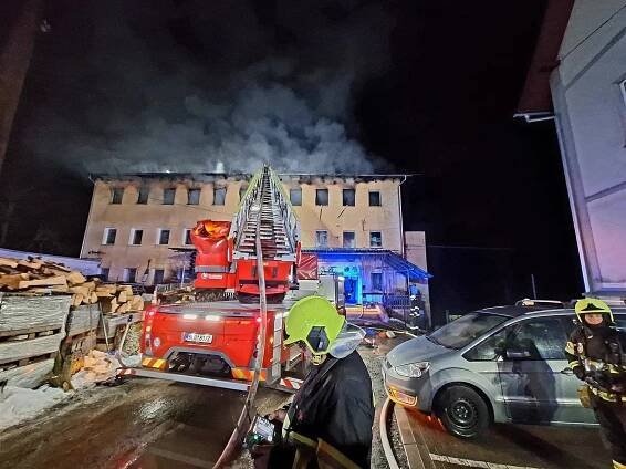 Plameny šlehaly z oken domu v Liberci, hořelo horní patro a střecha