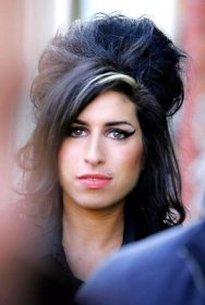 Rebelka Amy Winehouse byla proslulá svým vysoko vyčesaným drdolem a silnými očními linkami.