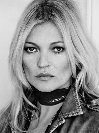 Galerie: Inspirujte se na rande přes Facetime od královny večírků Kate Moss | Elle.cz