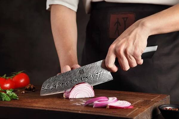 Santoku nůž XinZuo Feng B32 krájení