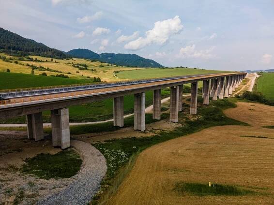 Diaľničný tunel Čebrať má sekundárne ostenie, výstavba obchvatu Ružomberka podľa ministerstva výrazne pokroči