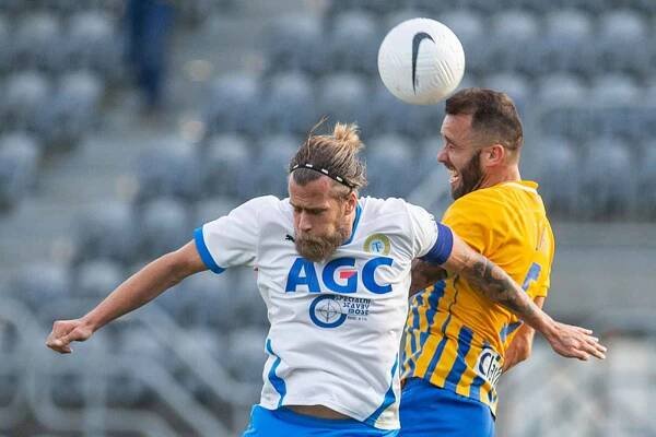 Popis fotky: Opava - Teplice - Utkání 6. kola první fotbalové ligy: SFC Opava - FK Teplice, 3. října 2020 v Opavě. Zleva Jakub Mareš z Teplic a Jan Žídek z Opavy.<body xmlns="http://newsml.ctk.cz/ns/ctkxhtml.xsd"><p>    Praha - Fotbalisté Opavy zvítězili 