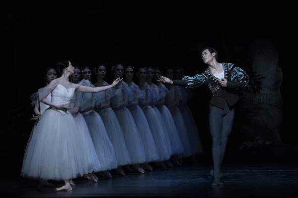 [Translate to English:] „Giselle”, Ryota Kitai (Książę Albert) oraz Jaeeun Jung (Giselle) i Polski Balet Narodowy, fot. Marta Wódz