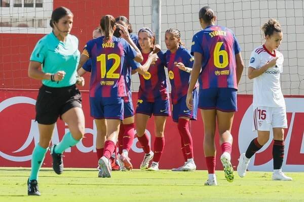 Las jugadoras del Barcelona femenino celebran un gol ante el Sevilla
