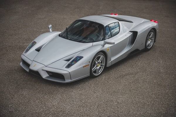 Poslední „nerozbalené“ Ferrari Enzo. Výjimečný exemplář má najeto 227 km a je prakticky nový