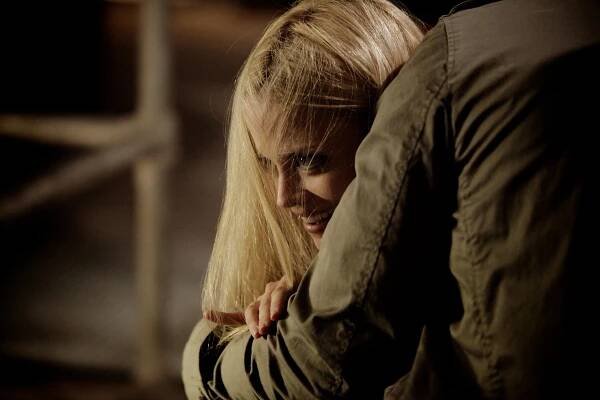 Grimm - BeeWare - Z filmu - Claire Coffee