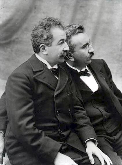 Bratři Lumiérové dali lidem kino. (Volné dílo, commons.wikimedia)