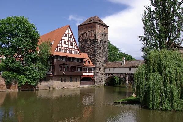 Pegnitz a věž opevnění Wasserturm v Norimberku