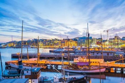 přístav oslo s loděmi a jachtami za soumraku v norsku - oslo - stock snímky, obrázky a fotky