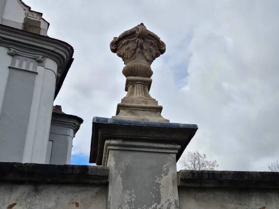 Kamenná váza vpravo od brány ke kostelu svatého Vojtěcha ve Vejprnicích