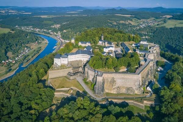 Z Prahy do termálních lázní Toskana Therme: prohlídka hradu Königstein, odpolední plavba s obědem a průvodce po celý den