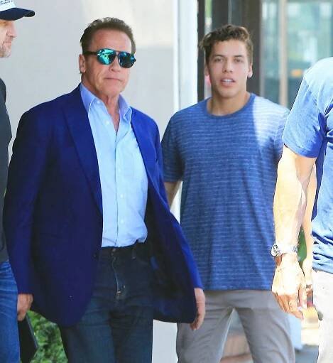 Ta podoba! Arnold Schwarzenegger si vyšel s nemanželským synem, kterého má s bývalou služebnou
